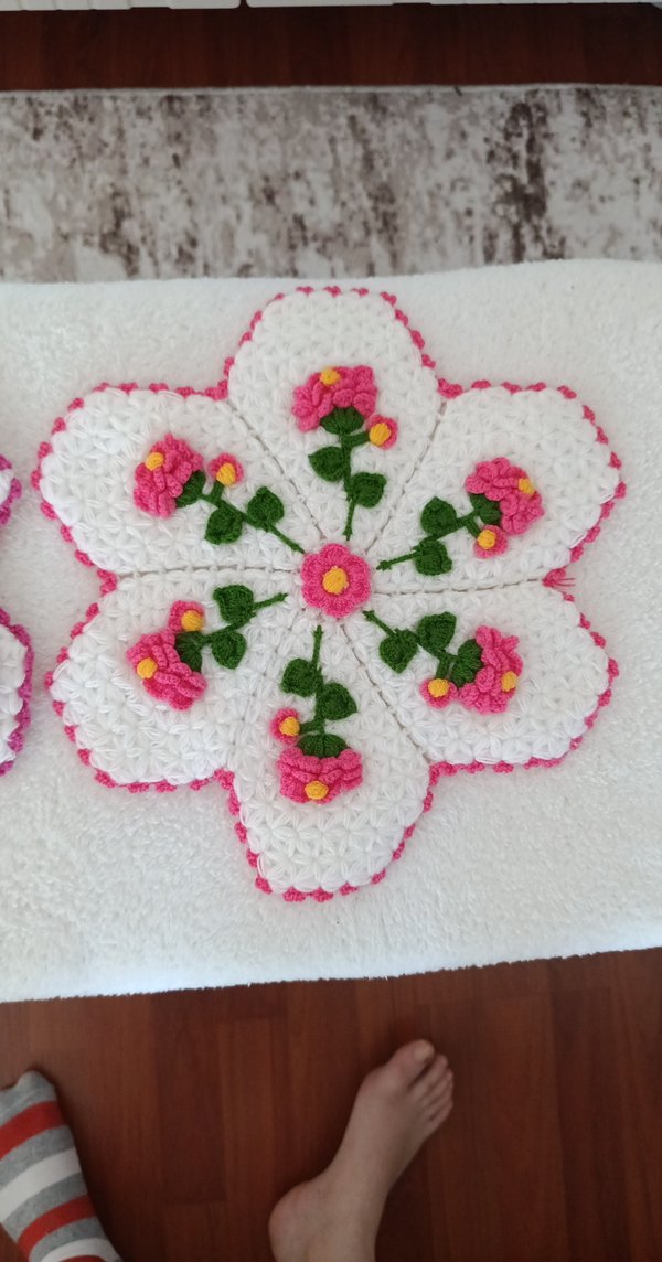 El İşi Nakışlı Çiçekli Dekoratif Örtü 2 li fiyattır. - Görsel 3