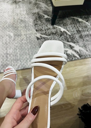 Beyaz topuklu sandalet - Görsel 5