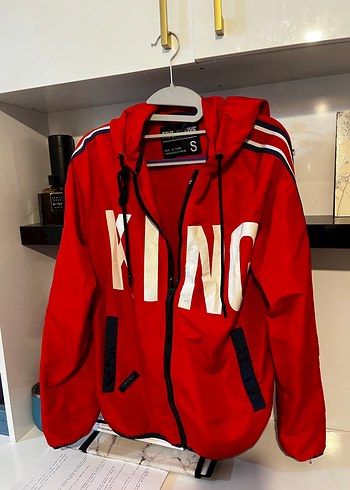 Kırmızı Kapüşonlu Fermuarlı Spor Ceket yagmurluk - Görsel 2