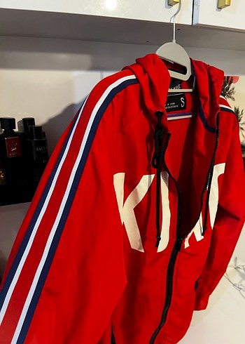 Kırmızı Kapüşonlu Fermuarlı Spor Ceket yagmurluk - Görsel 6