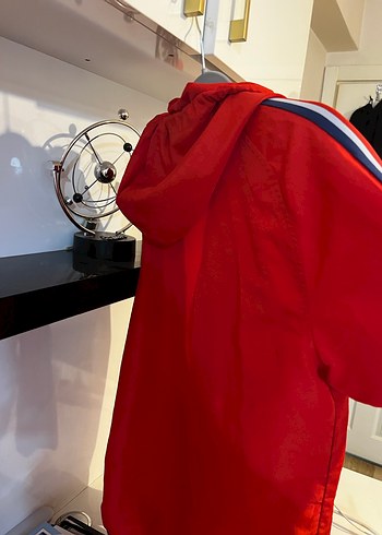 Kırmızı Kapüşonlu Fermuarlı Spor Ceket yagmurluk - Görsel 7