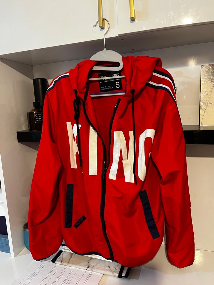 Kırmızı Kapüşonlu Fermuarlı Spor Ceket yagmurluk - Görsel 2