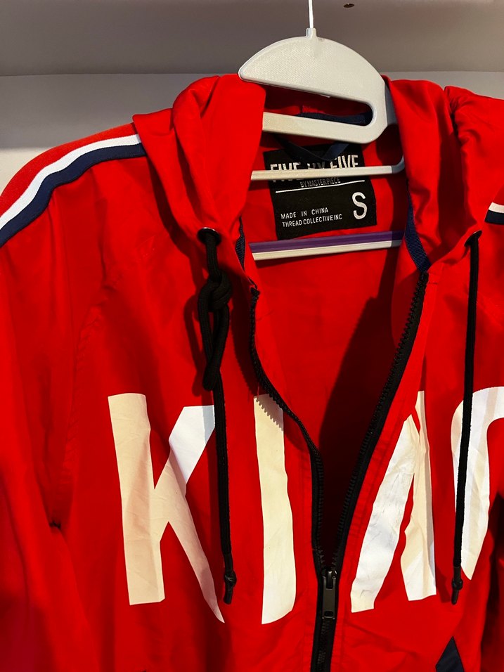 Kırmızı Kapüşonlu Fermuarlı Spor Ceket yagmurluk - Görsel 3