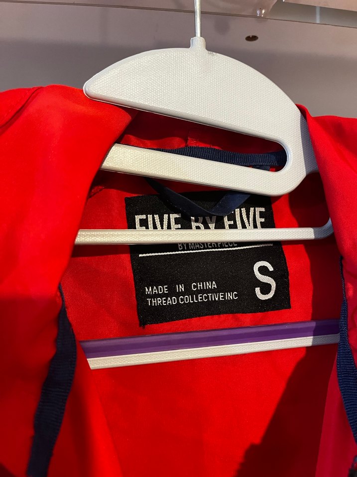 Kırmızı Kapüşonlu Fermuarlı Spor Ceket yagmurluk - Görsel 5