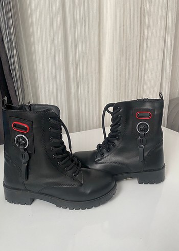 38 Beden Tokalı Siyah Deri Kadın Bot