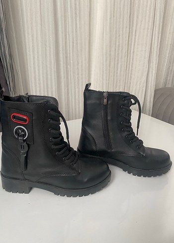 Tokalı Siyah Deri Kadın Bot