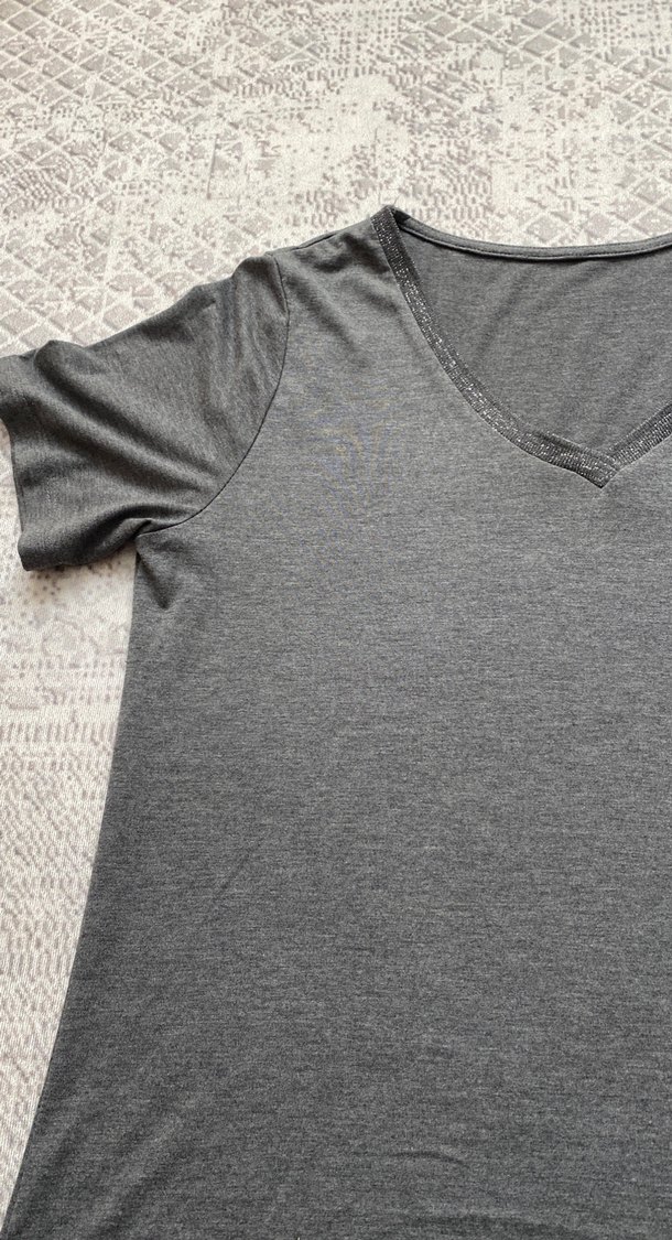 Gri V Yakalı Kadın Tişört - Görsel 4