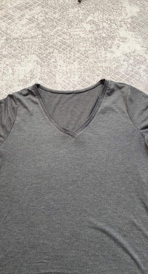 Gri V Yakalı Kadın Tişört - Görsel 2