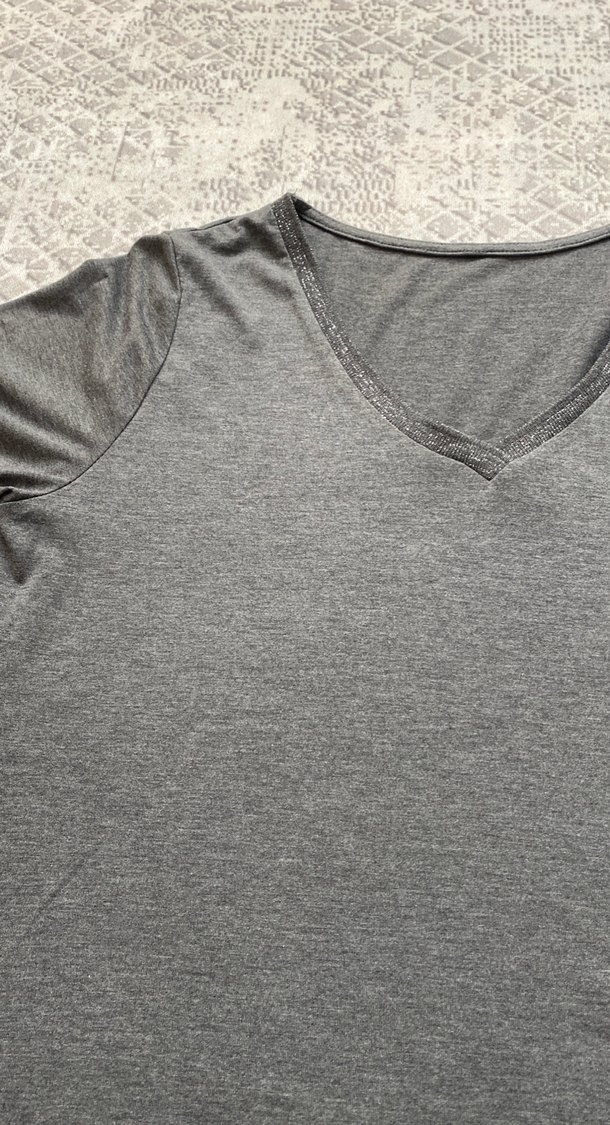 Gri V Yakalı Kadın Tişört - Görsel 3