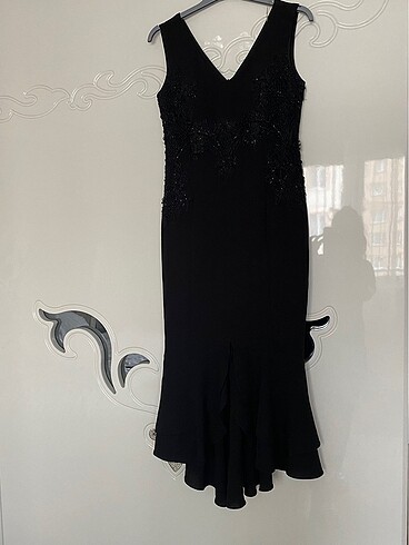 Nazan Çakır İşlemeli siyah volanlı abiye elbise