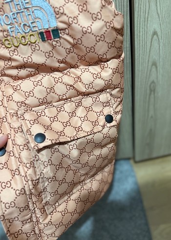 The north face x gucci koleksiyonu somon rengi şişme yelek - Görsel 4