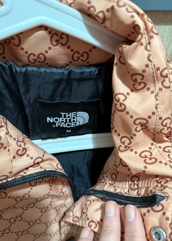 The north face x gucci koleksiyonu somon rengi şişme yelek - Görsel 2