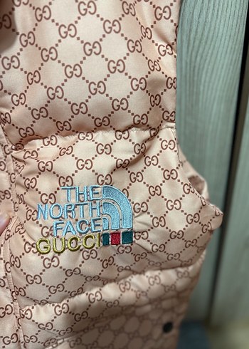 The north face x gucci koleksiyonu somon rengi şişme yelek - Görsel 3