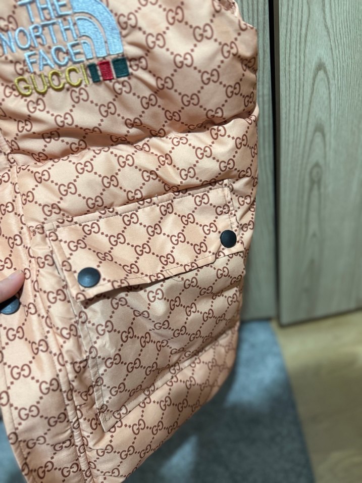The north face x gucci koleksiyonu somon rengi şişme yelek - Görsel 4