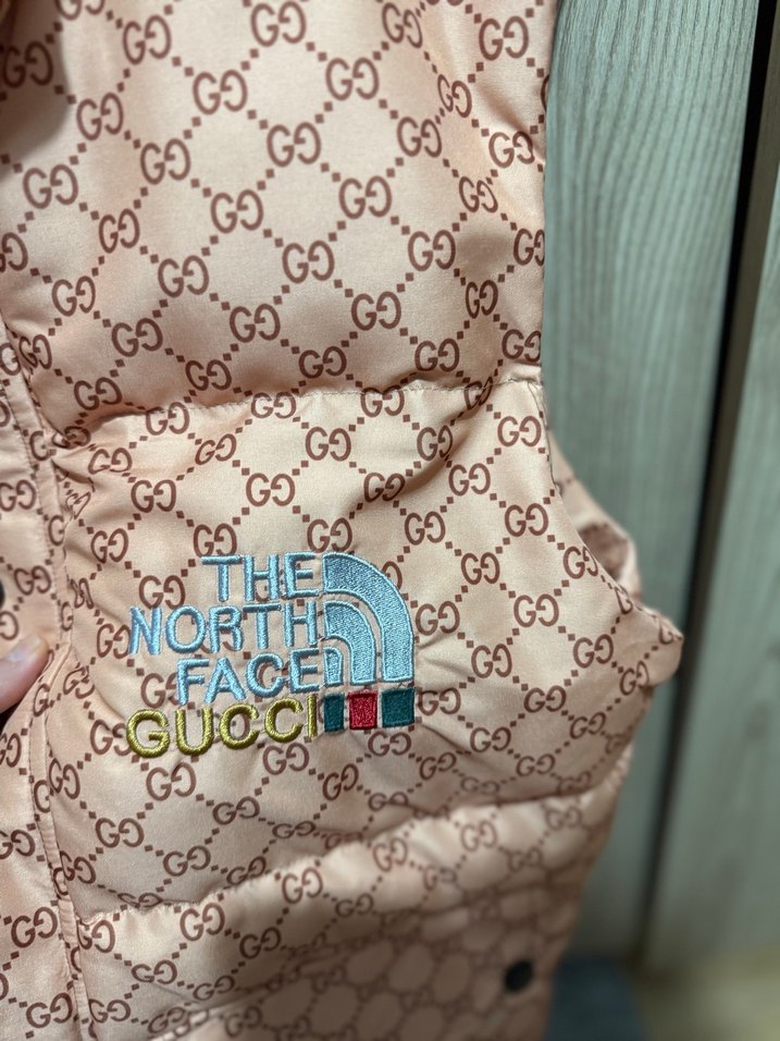 The north face x gucci koleksiyonu somon rengi şişme yelek - Görsel 3