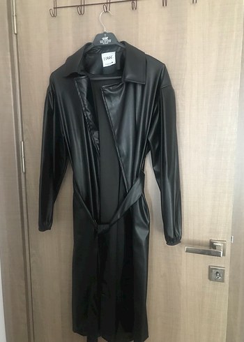 LC Waikiki Siyah Deri Kemerli Uzun Kadın Kaban
