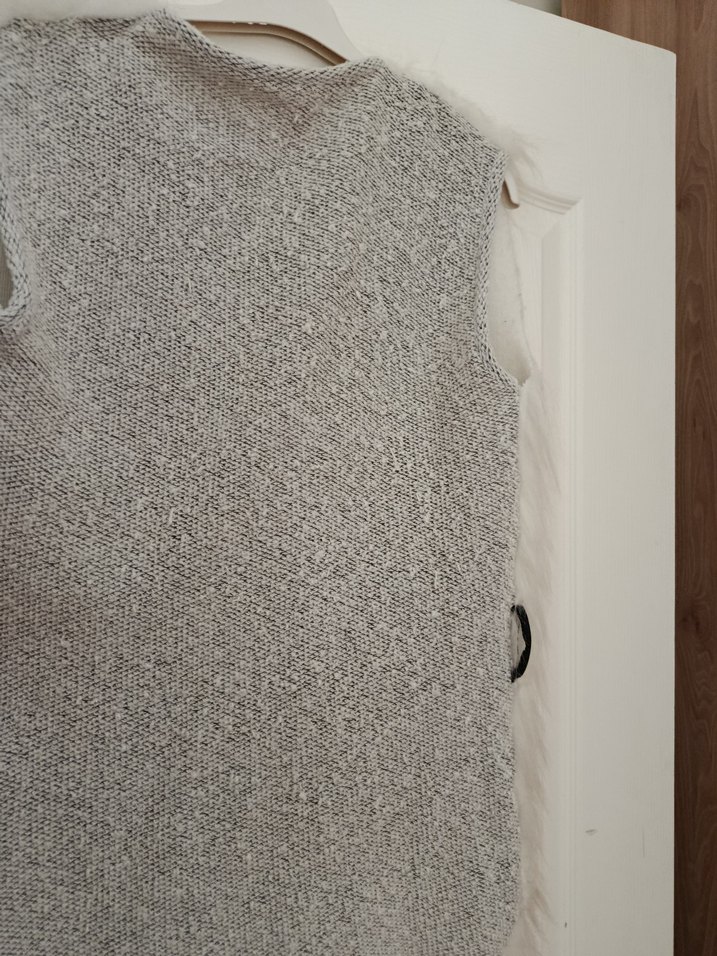 önü kırık beyaz arkası Gri Kürklü Kadın Yelek - Görsel 2