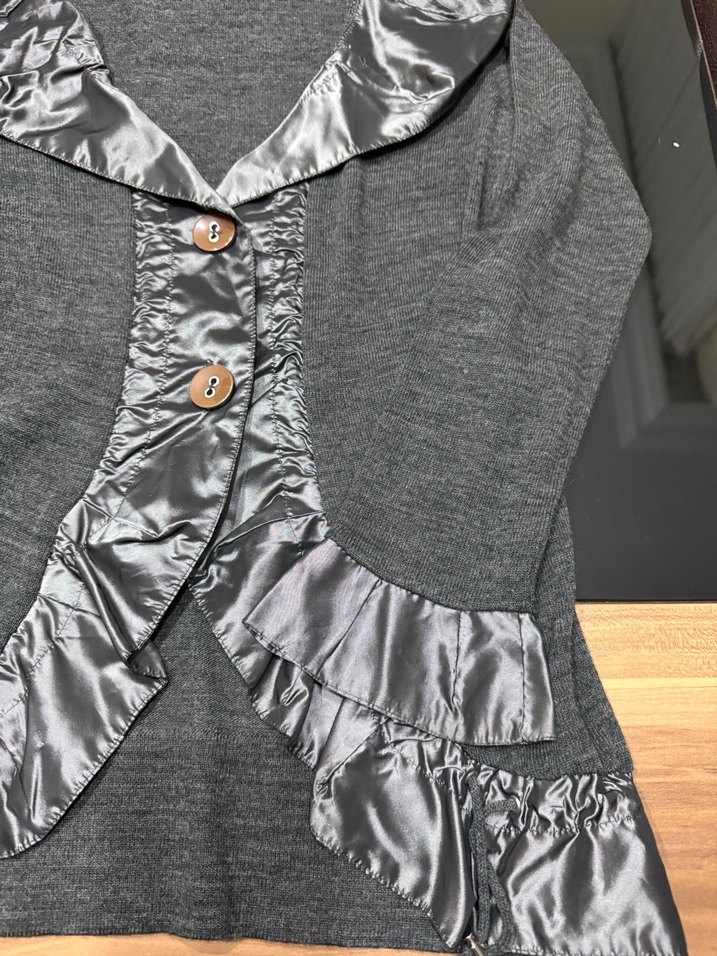 Düğmeli Gri V Yaka Hırka - Görsel 4