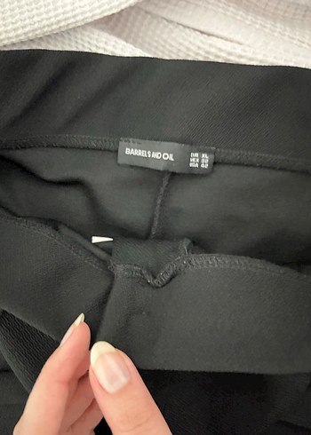 Düğmeli Siyah Esnek Kumaş Kadın Pantolon - Görsel 3