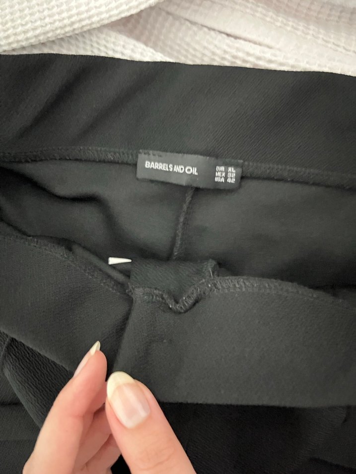 Düğmeli Siyah Esnek Kumaş Kadın Pantolon - Görsel 3