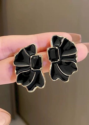 Siyah Mini Çiçekli Kemerli Gotik Küpeler