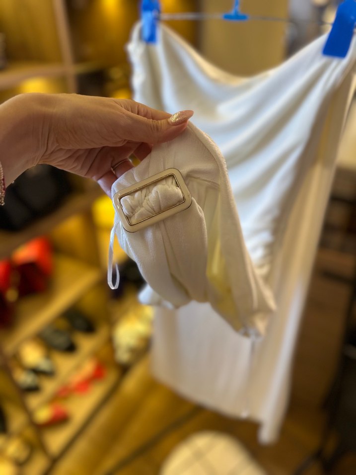 Beyaz Pencere ve Toka Detaylı Elbise - Görsel 4