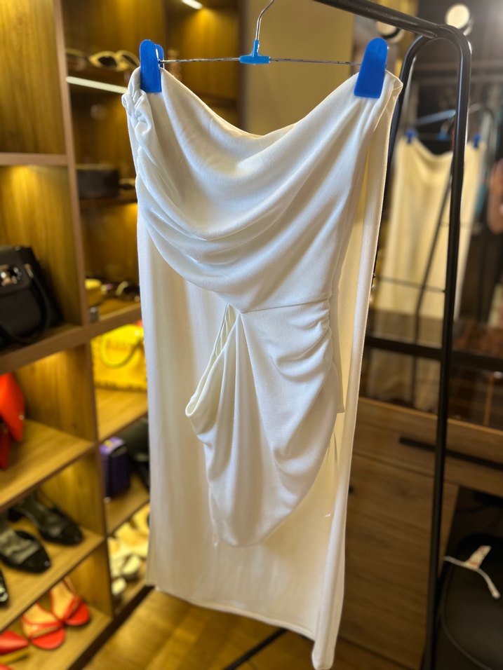 Beyaz Pencere ve Toka Detaylı Elbise - Görsel 3