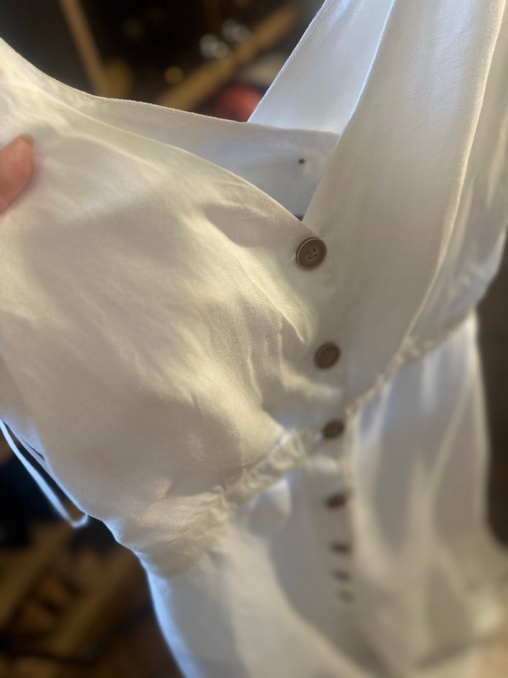 Düğmeli V Yaka Uzun Keten Elbise - Görsel 4