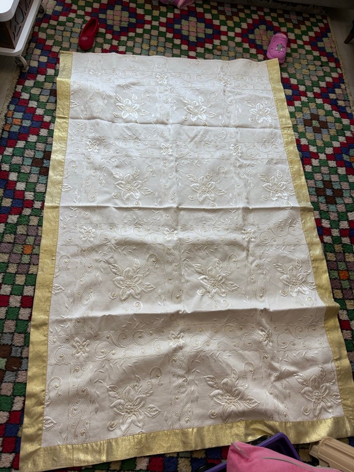 İşlemeli Beyaz gold Yatak Örtüsü - Görsel 3