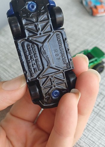 Mavi ve Yeşil Oyuncak Arabalar - Görsel 6