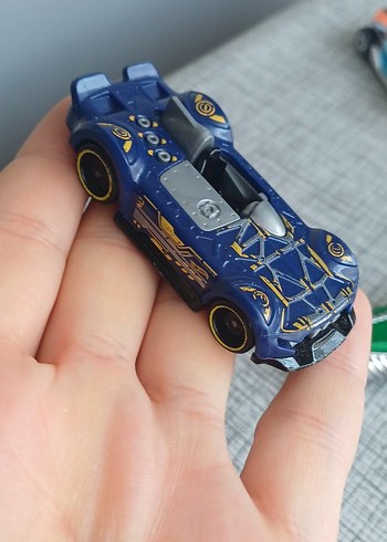 Mavi ve Yeşil Oyuncak Arabalar - Görsel 5