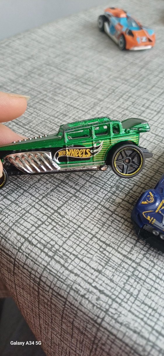 Mavi ve Yeşil Oyuncak Arabalar - Görsel 2