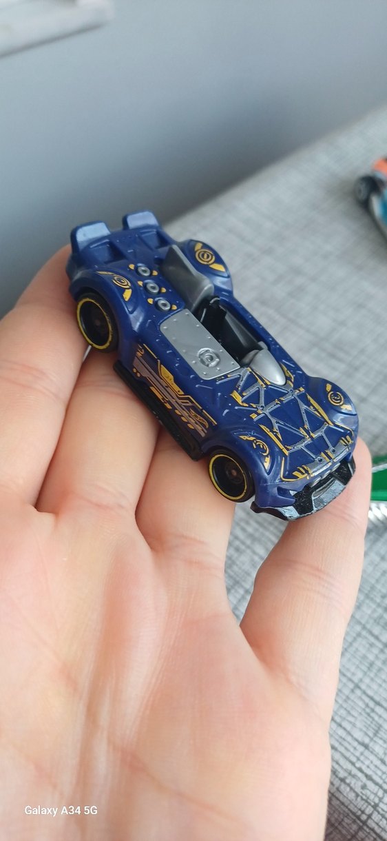 Mavi ve Yeşil Oyuncak Arabalar - Görsel 5