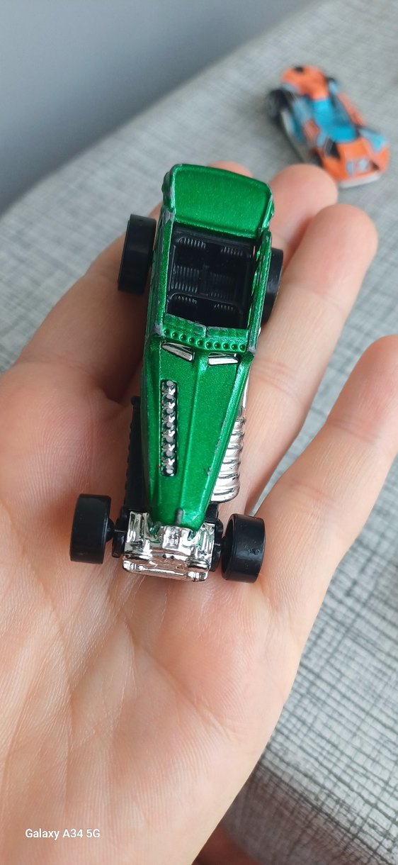 Mavi ve Yeşil Oyuncak Arabalar - Görsel 3