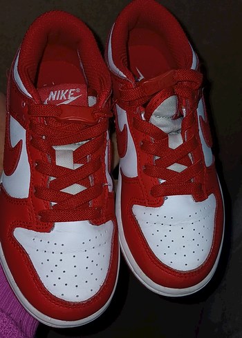 Kırmızı spor ayakkabı - Görsel 2