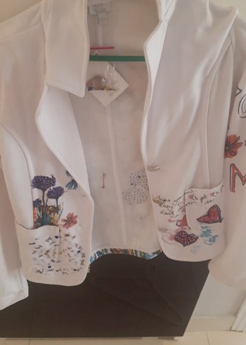 Beyaz Baskılı Düğmeli Midi Ceketi