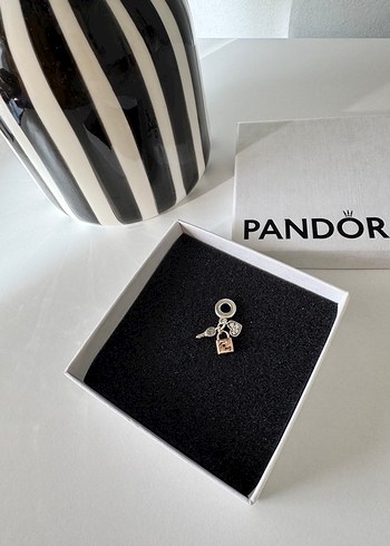 Altın Renkli Zincir Detaylı Kadın Charm - Görsel 3