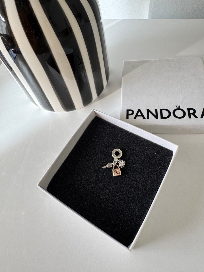 Altın Renkli Zincir Detaylı Kadın Charm - Görsel 3