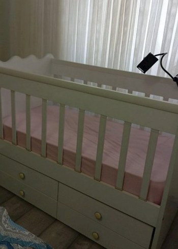 Beyaz Bebek Beşiği ve Altında Çekmeceler