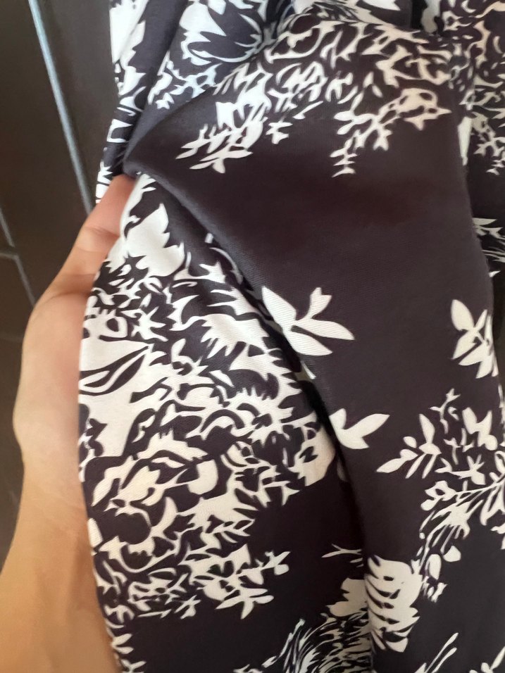 Drapeli Baskılı siyah beyaz tek kollu elbise - Görsel 4