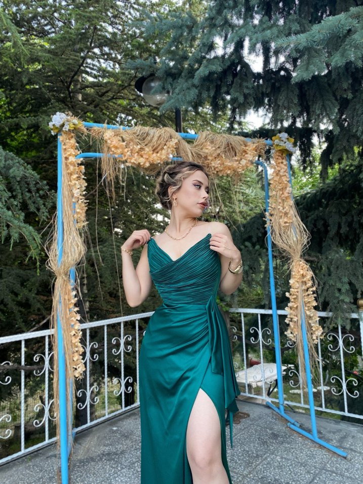 Parlak Yeşil Drapeli Uzun Abiye Elbise - Görsel 3