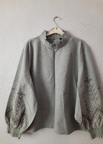 TRENDYOLMİLLA Gri Nakış Detaylı Bluz