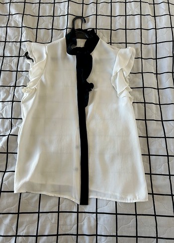 Fırfırlı Siyah-Beyaz Kadın Gömlek - Görsel 2