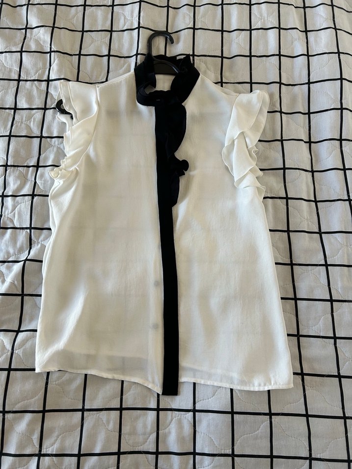 Fırfırlı Siyah-Beyaz Kadın Gömlek - Görsel 2