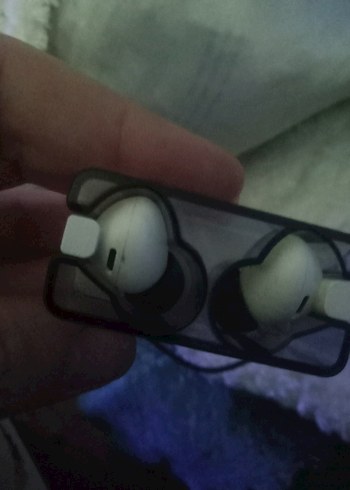 Beyaz Kulak İçi Kulaklık ve Siyah Kılıf - Görsel 6