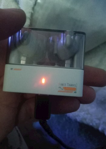 Beyaz Kulak İçi Kulaklık ve Siyah Kılıf - Görsel 4