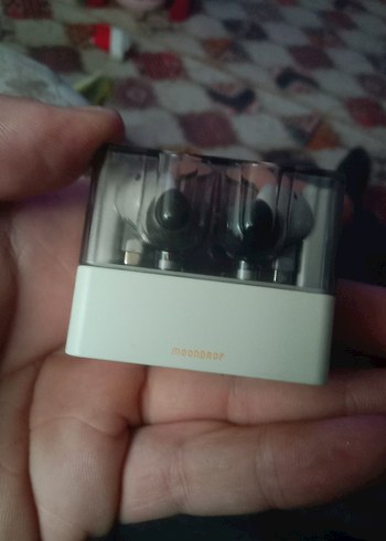 Beyaz Kulak İçi Kulaklık ve Siyah Kılıf - Görsel 3