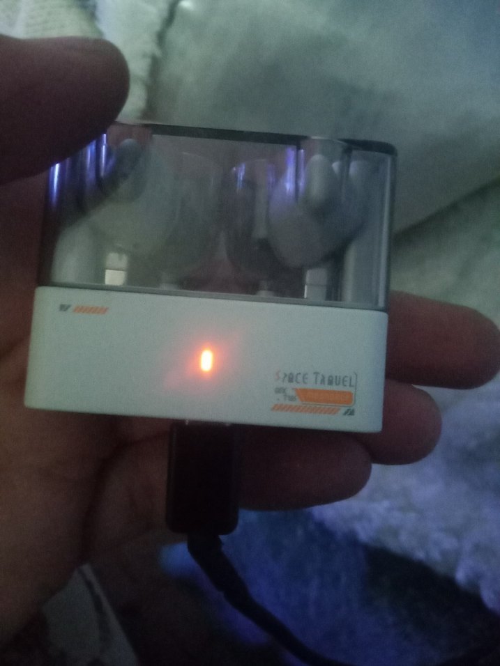 Beyaz Kulak İçi Kulaklık ve Siyah Kılıf - Görsel 4