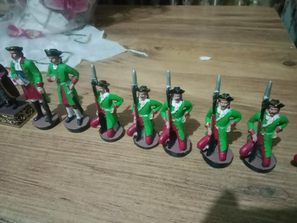 Renkli Asker Figürlü Satranç Takımı - Görsel 3