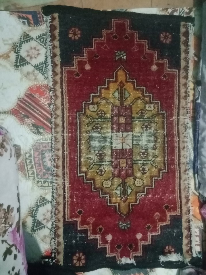 Koyu renkli çok renkli desenli geleneksel halı - Görsel 4